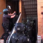En la operación han intervenido un centenar de policías nacionales