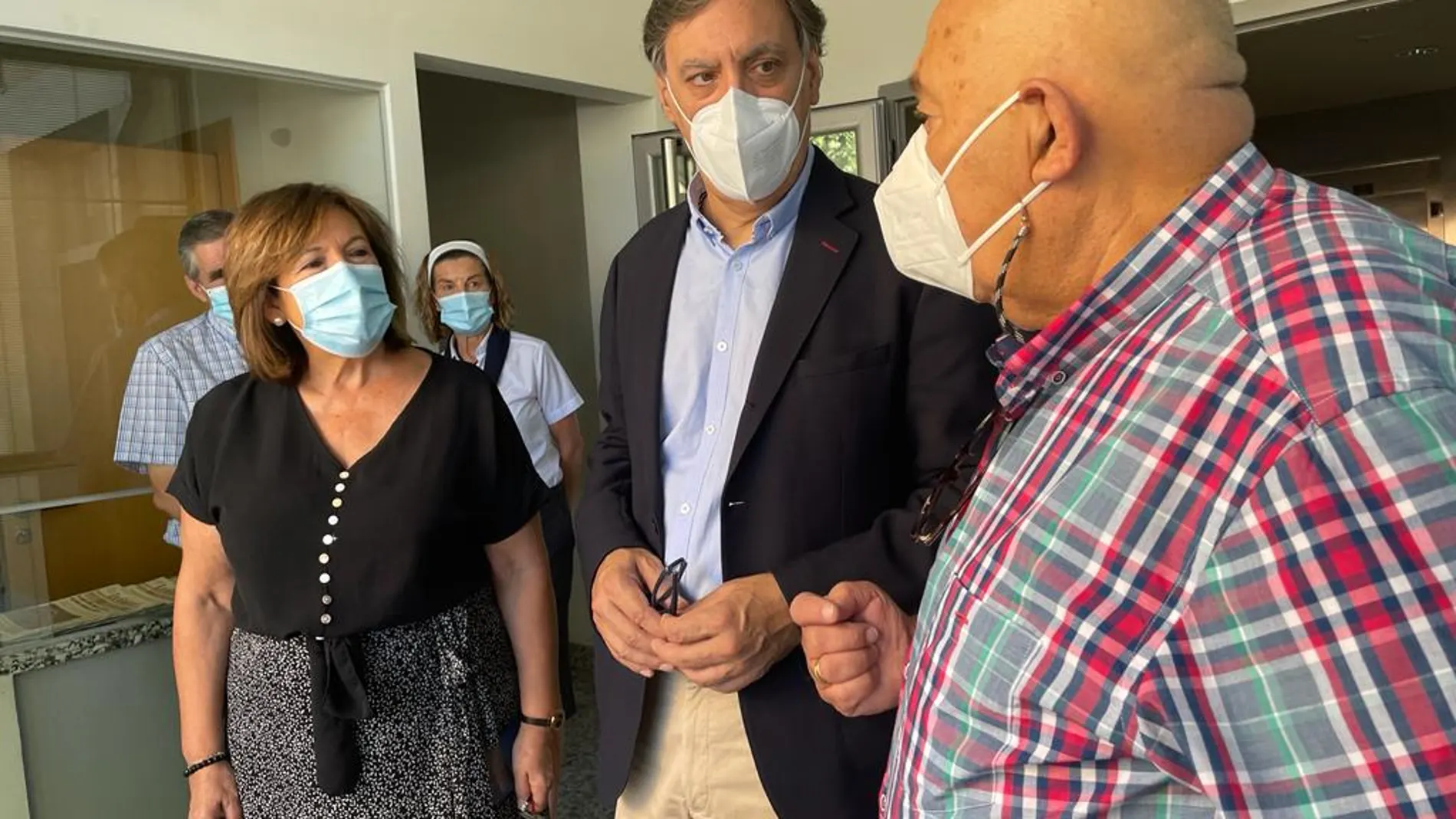 El alcalde de Salamanca, Carlos García Carbayo, participan en las jornadas con un grupo de personas mayores