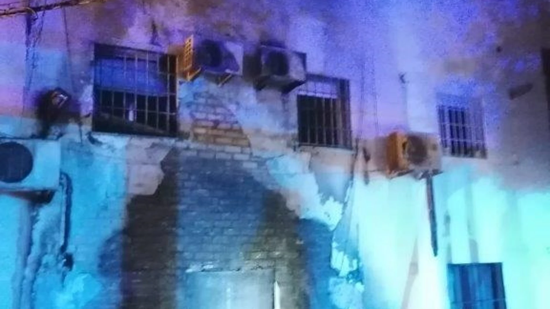 Estado de la fachada del bar de Dos Hermanas tras el incendio provocado en su terraza