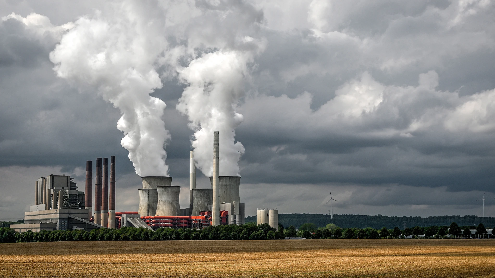 La central eléctrica de lignito Neurath, operada por el proveedor de energía alemán RWE, cerca de Grevenbroich. El parlamento alemán aprobó a principios de este mes una normativa para prolongar el funcionamiento de las centrales eléctricas de carbón con el fin de cubrir el vacío y compensar la reducción del suministro de gas de Rusia a través de los gasoductos. La región minera de lignito de Renania, en el oeste de Alemania, es el mayor emisor de CO2 de Europa.