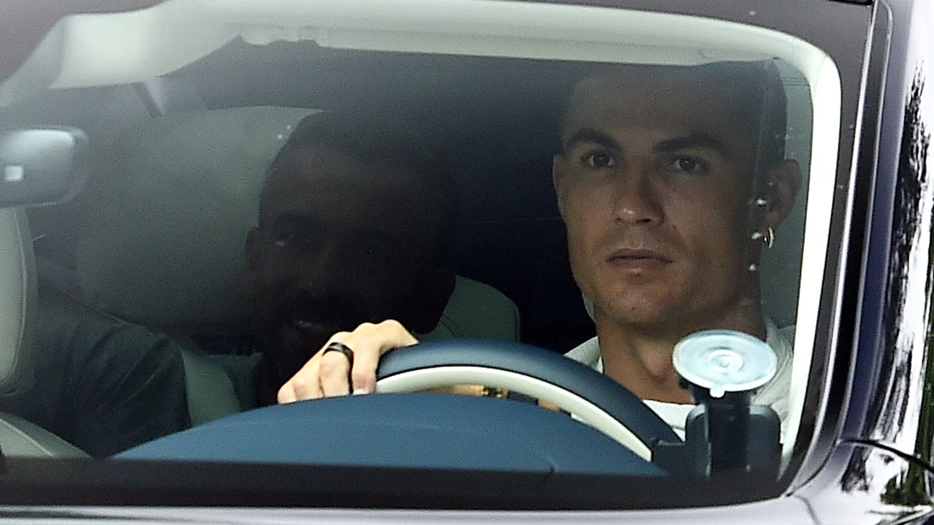 Cristiano Ronaldo llega al campo de entrenamiento del Manchester United