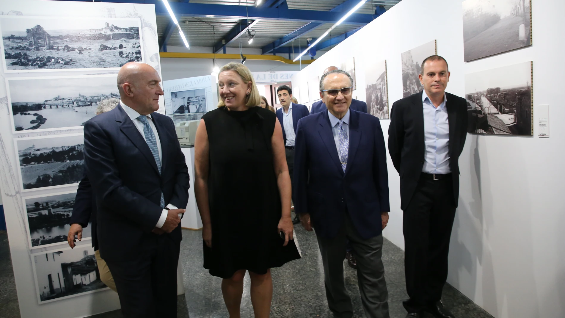 Los consejeros de la Presidencia, Jesús Julio Carnero, y la de Familia e Igualdad de Oportunidades, Isabel Blanco, asisten junto al presidente de la Diputación de Zamora, Francisco José Requejo, a la inauguración del museo "Guardianes de la Memoria", con motivo del 125 aniversario de La Opinión-El Correo de Zamora