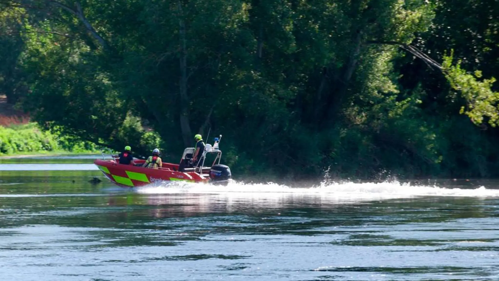 Tareas de rescate en el río Ebro