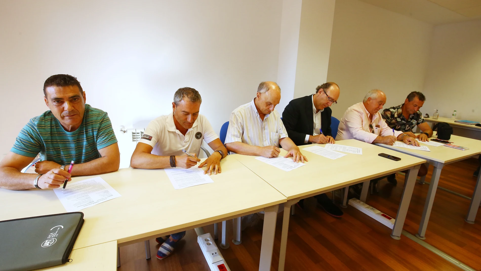 El presidente de la Asociación de Pizarristas de Castilla y León (Apical), Eliseo López (C), junto a los diferentes representantes sindicales y empresariales, durante la firma del preacuerdo del convenio del sector pizarra de Castilla y León