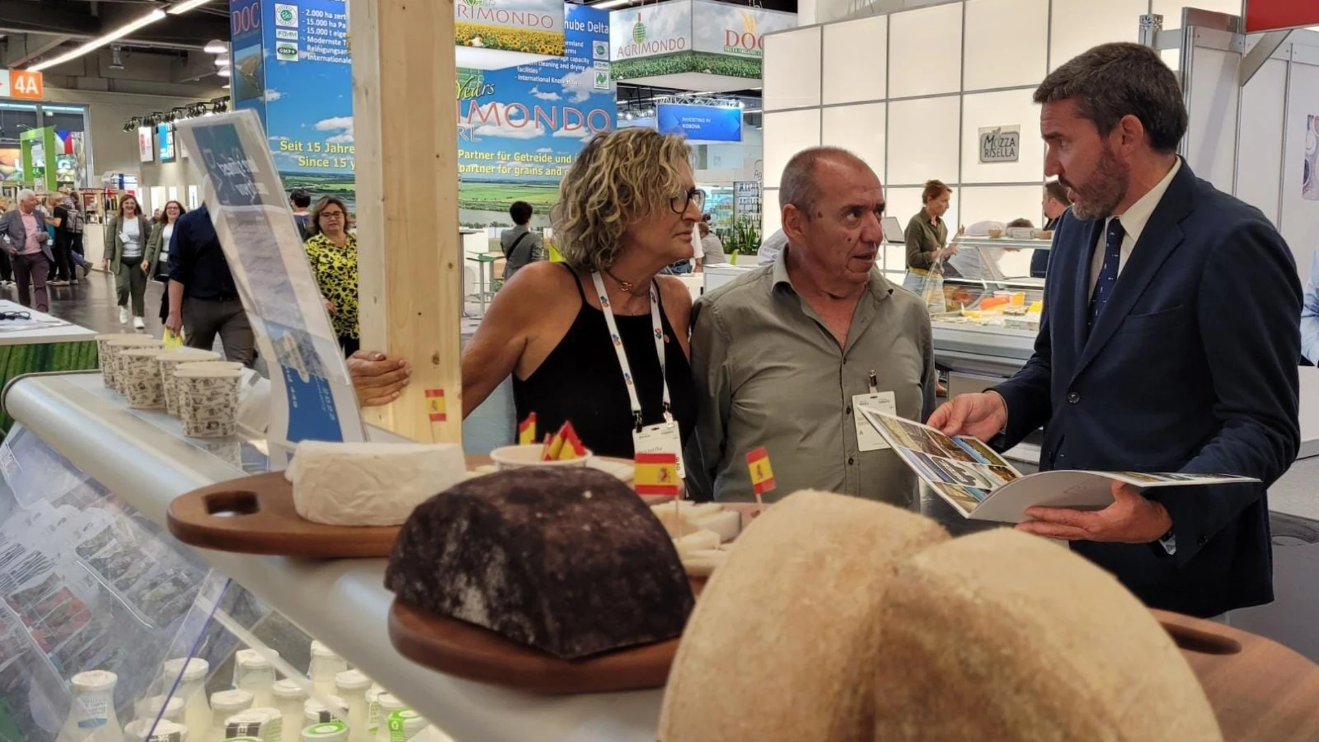 Antonio Luengo durante su visita a los productores de la Región de Murcia presentes en la feria Biofach