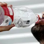 Un hombre bebiendo agua