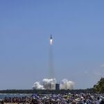 Chinos observan desde la playa de Hainan el lanzamiento del cohete "Long March 5B" el 24 de julio