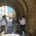 El alcalde de Ávila, Jesús Manuel Sánchez Cabrera, y el secretario de la Subdelegación del Gobierno en Ávila, Francisco Fontanals, visitan los trabajos que se realizan en el arco del Alcázar de la muralla