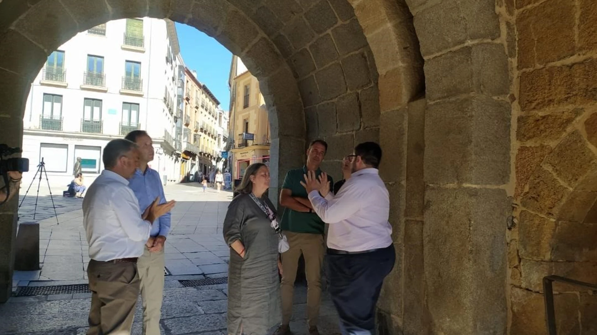 El alcalde de Ávila, Jesús Manuel Sánchez Cabrera, y el secretario de la Subdelegación del Gobierno en Ávila, Francisco Fontanals, visitan los trabajos que se realizan en el arco del Alcázar de la muralla