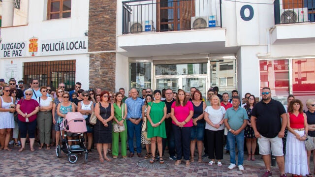 Varios centenares de personas se han concentrado en Albuñol (Granada) para guardar silencio en memoria de la vecina de 50 años asesinada presuntamente por su marido