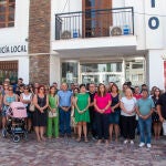 Varios centenares de personas se han concentrado en Albuñol (Granada) para guardar silencio en memoria de la vecina de 50 años asesinada presuntamente por su marido