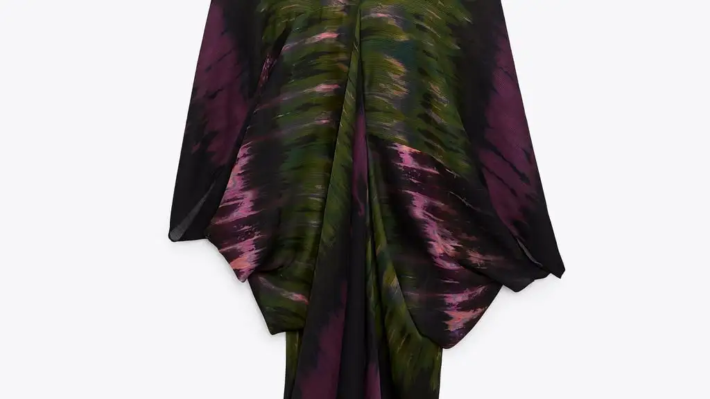 Kaftan tie dye de escote pico y manga larga, de Zara