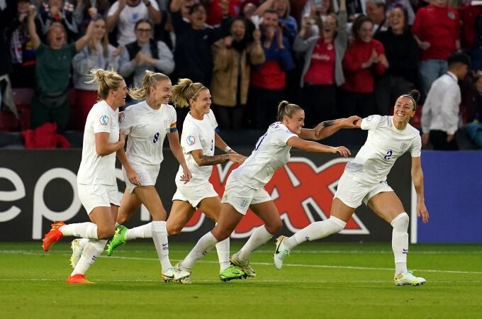 Las jugadoras inglesas felicitan a Lucy Bronze después  de su gol