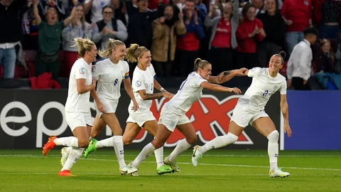 Las jugadoras inglesas felicitan a Lucy Bronze después de su gol