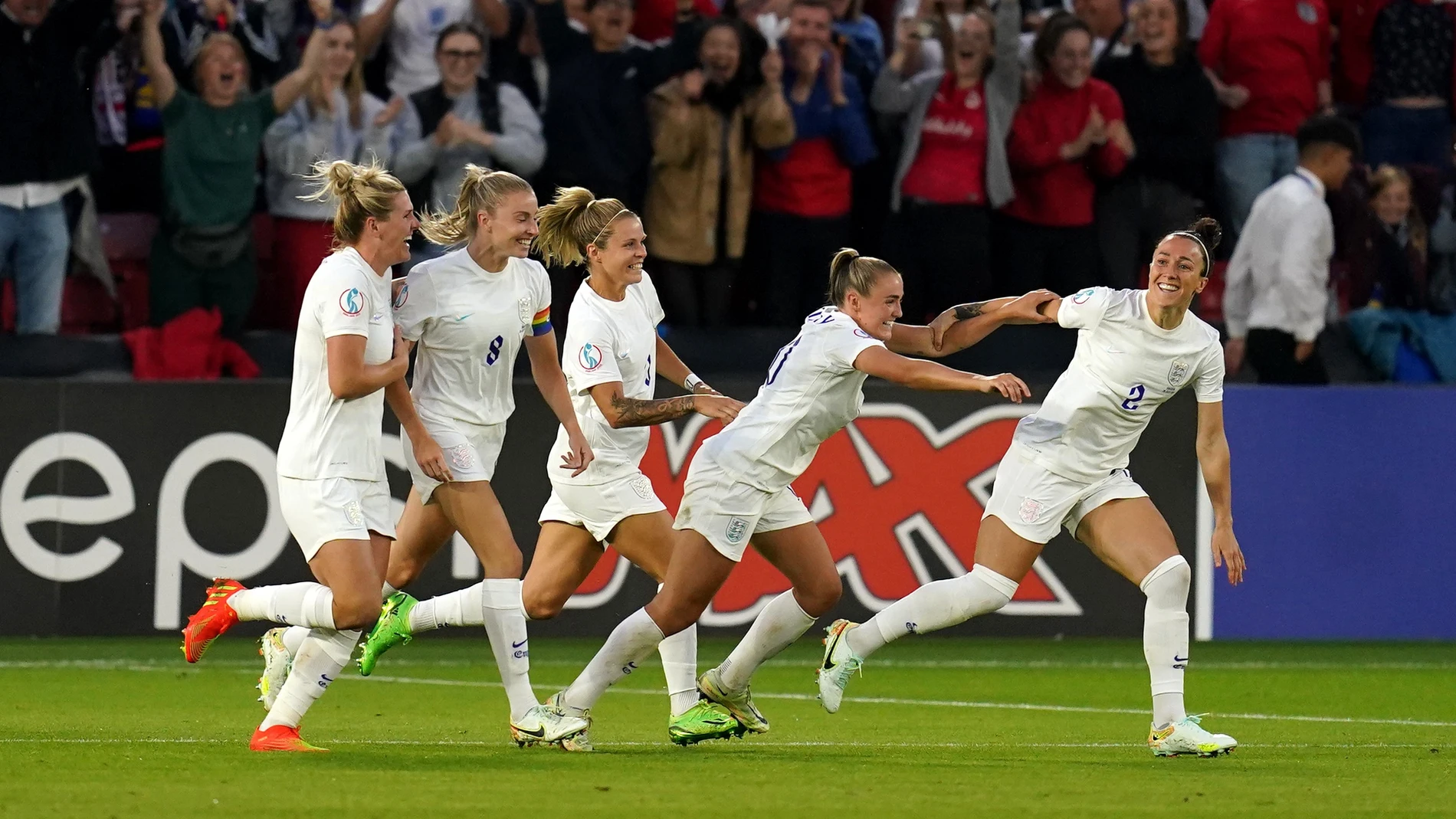 Las jugadoras inglesas felicitan a Lucy Bronze después de su gol