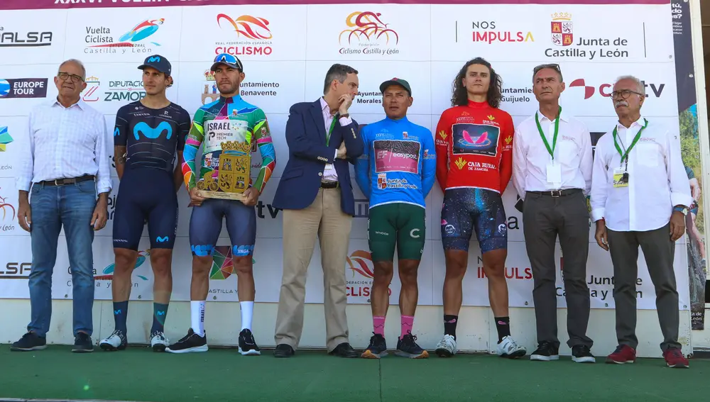 El ciclista italiano del equipo Israel, Giacomo Nizzolo (3i), en el podio como líder tras la primera etapa de la XXXVI Vuelta Ciclista Internacional Castilla y León, disputada este miércoles entre Benavente y Morales del Vino (Zamora)