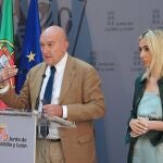 El consejero de la Presidencia, Jesús Julio Carnero, explica los temas analizados en la reunión de trabajo, junto a la secretaria de Estado de Desarrollo Regional de Portugal, Isabel Ferreira