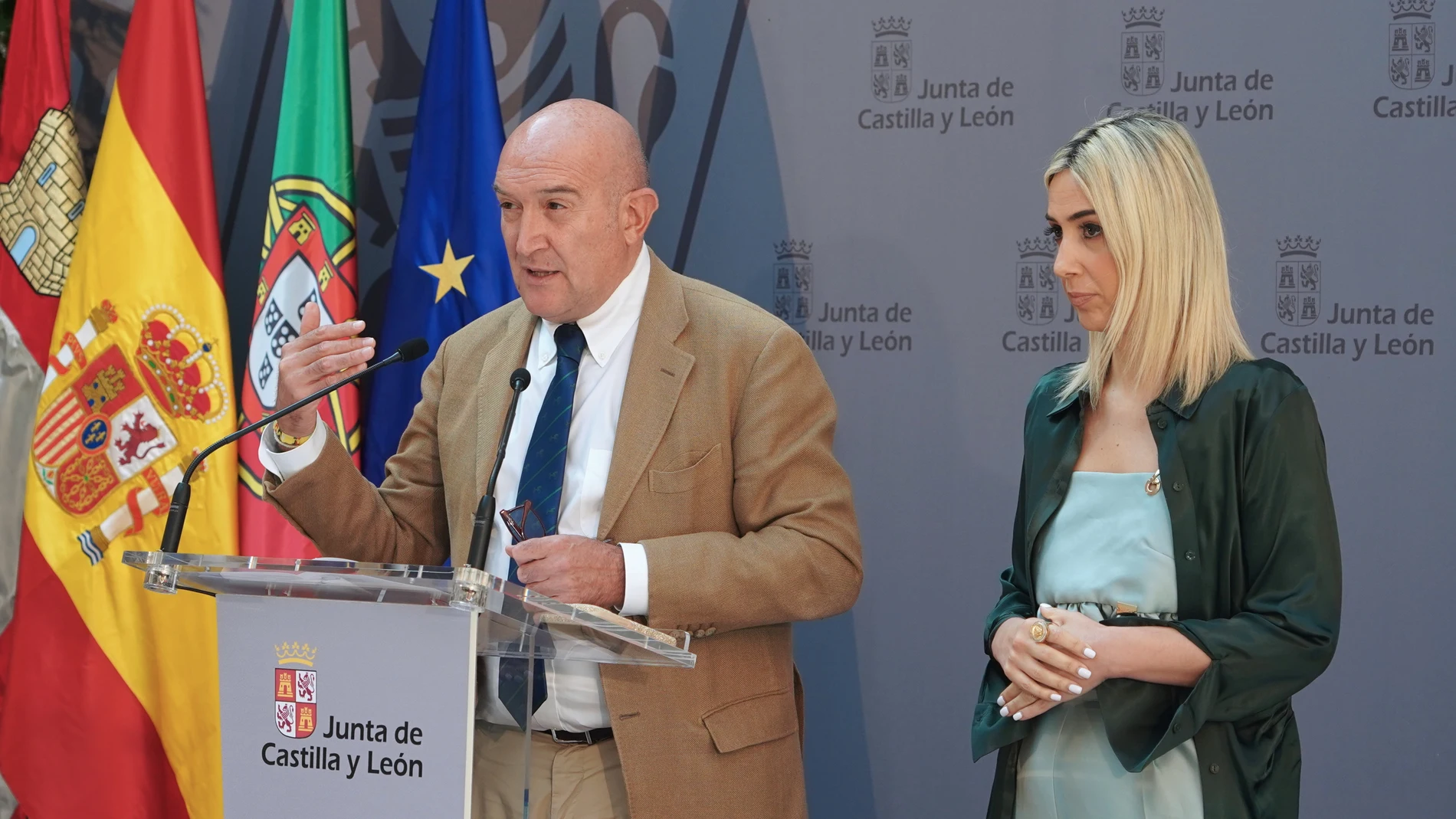El consejero de la Presidencia, Jesús Julio Carnero, explica los temas analizados en la reunión de trabajo, junto a la secretaria de Estado de Desarrollo Regional de Portugal, Isabel Ferreira
