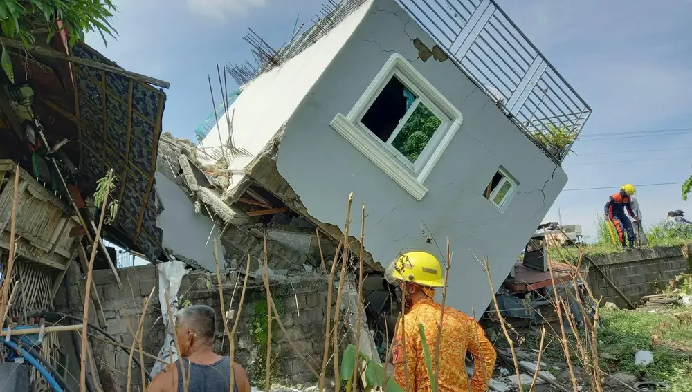 Un edificio derrumbado tras un terremoto en Santiago, provincia de Ilocos Sur, en Filipinas