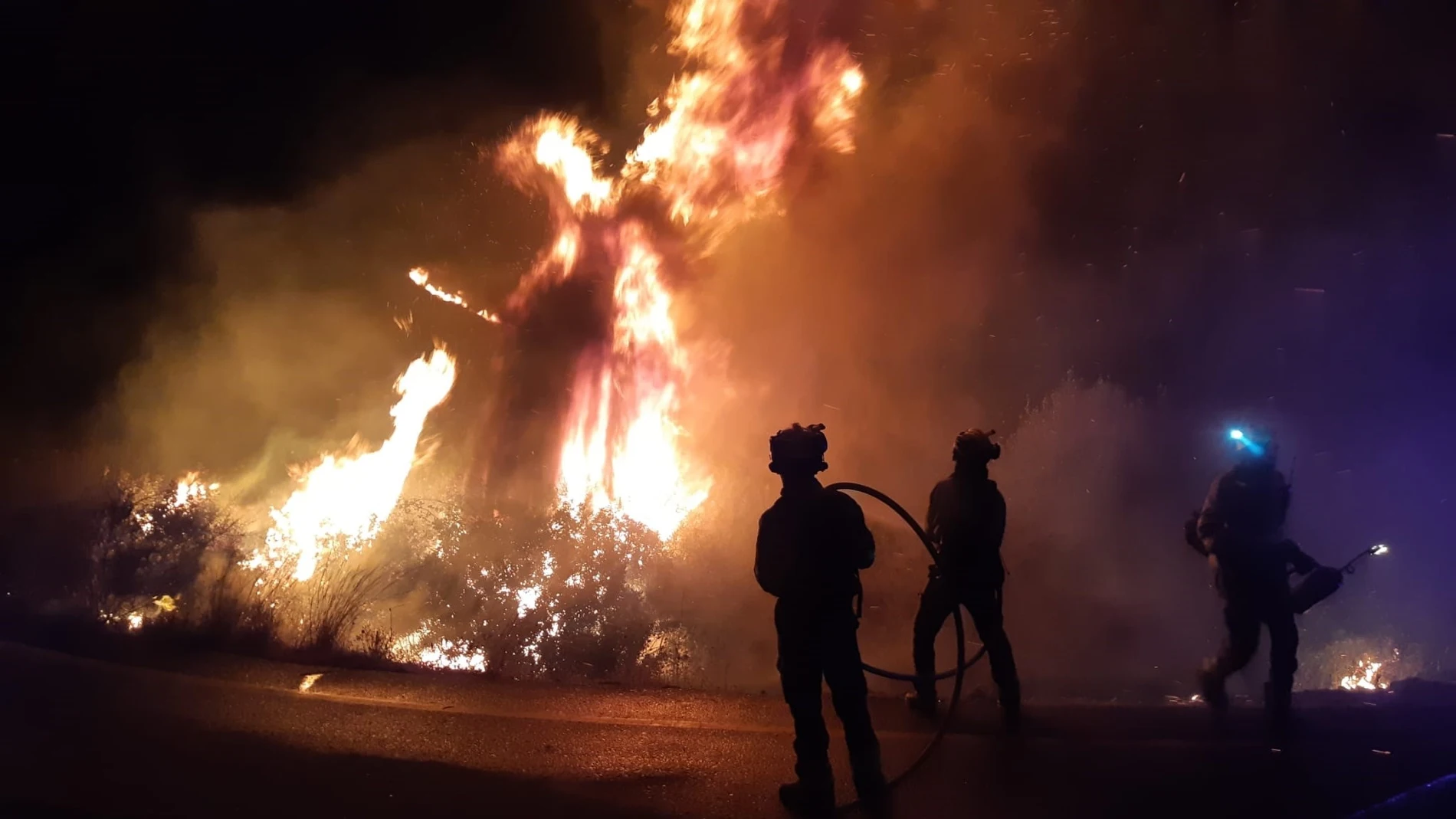 Efectivos del Plan Infoca actuando de madrugada en el incendio de San Roque