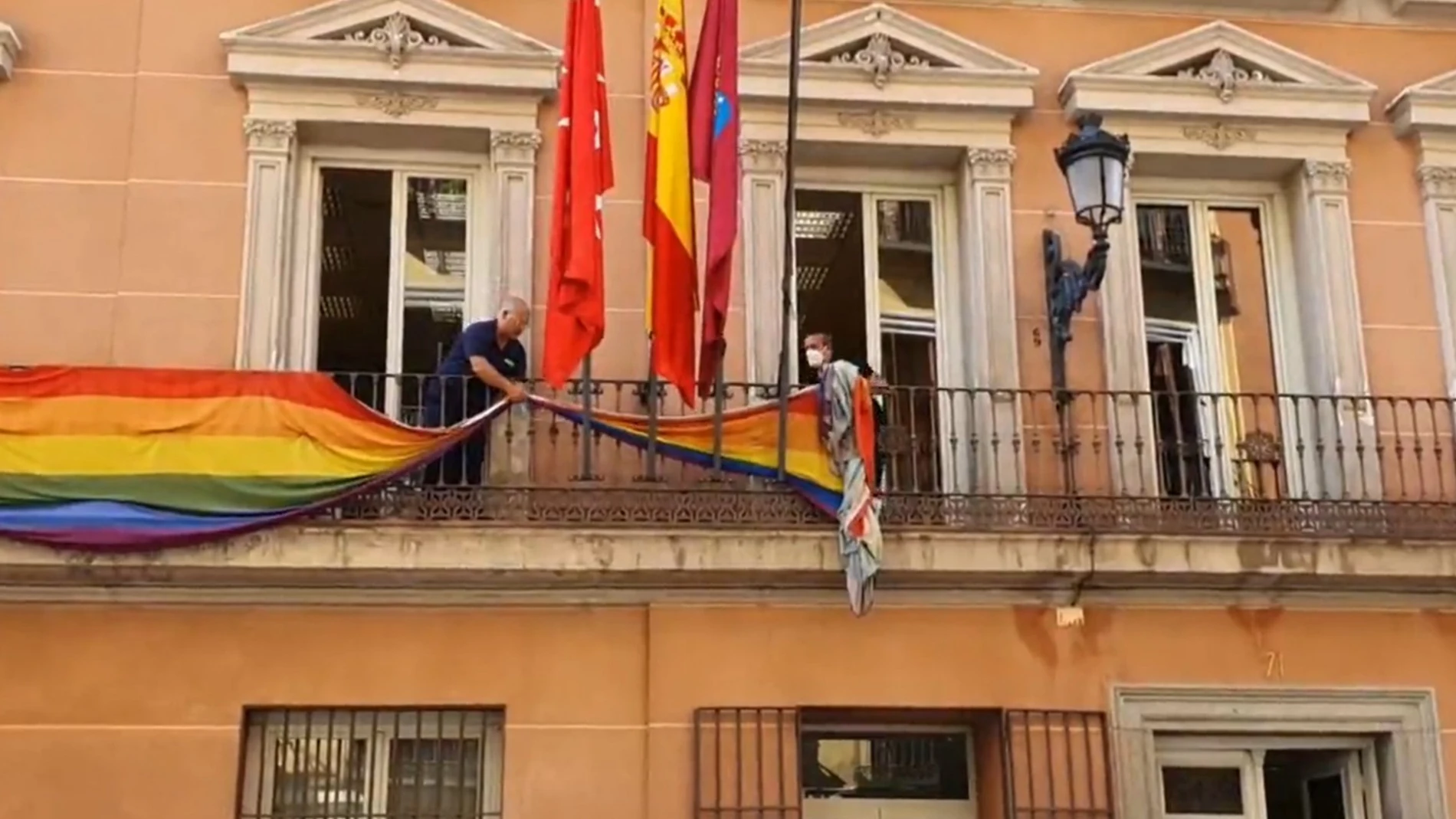 Operarios municipales retiran la bandera del edificio de grupos