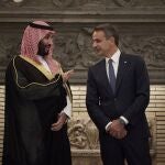 El príncipe heredero saudí, Mohamed Bin Salman, junto al primer ministro griego, Kyriakos Mitsotakis