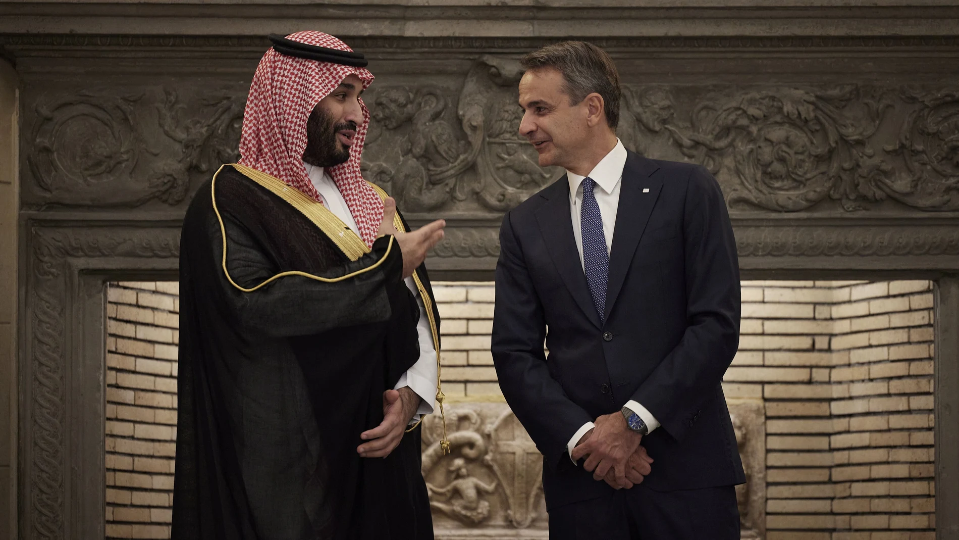 El príncipe heredero saudí, Mohamed Bin Salman, junto al primer ministro griego, Kyriakos Mitsotakis