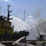 Bomberos apagan un incendio en el puerto de Odesa después de un ataque de misiles rusos
