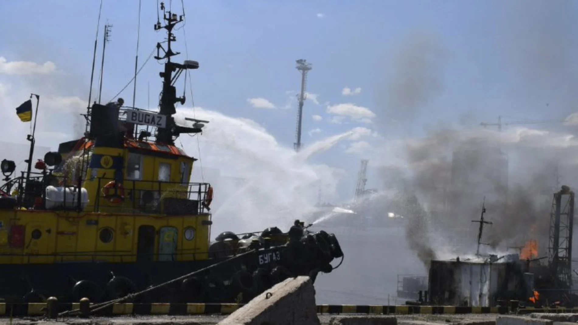 Bomberos apagan un incendio en el puerto de Odesa después de un ataque de misiles rusos