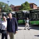 El alcalde de Valladolid, Óscar Puente, presenta los nuevos autobuses de Auvasa, acompañado por el concejal de Movilidad y Espacio Urbano, Luis Vélez