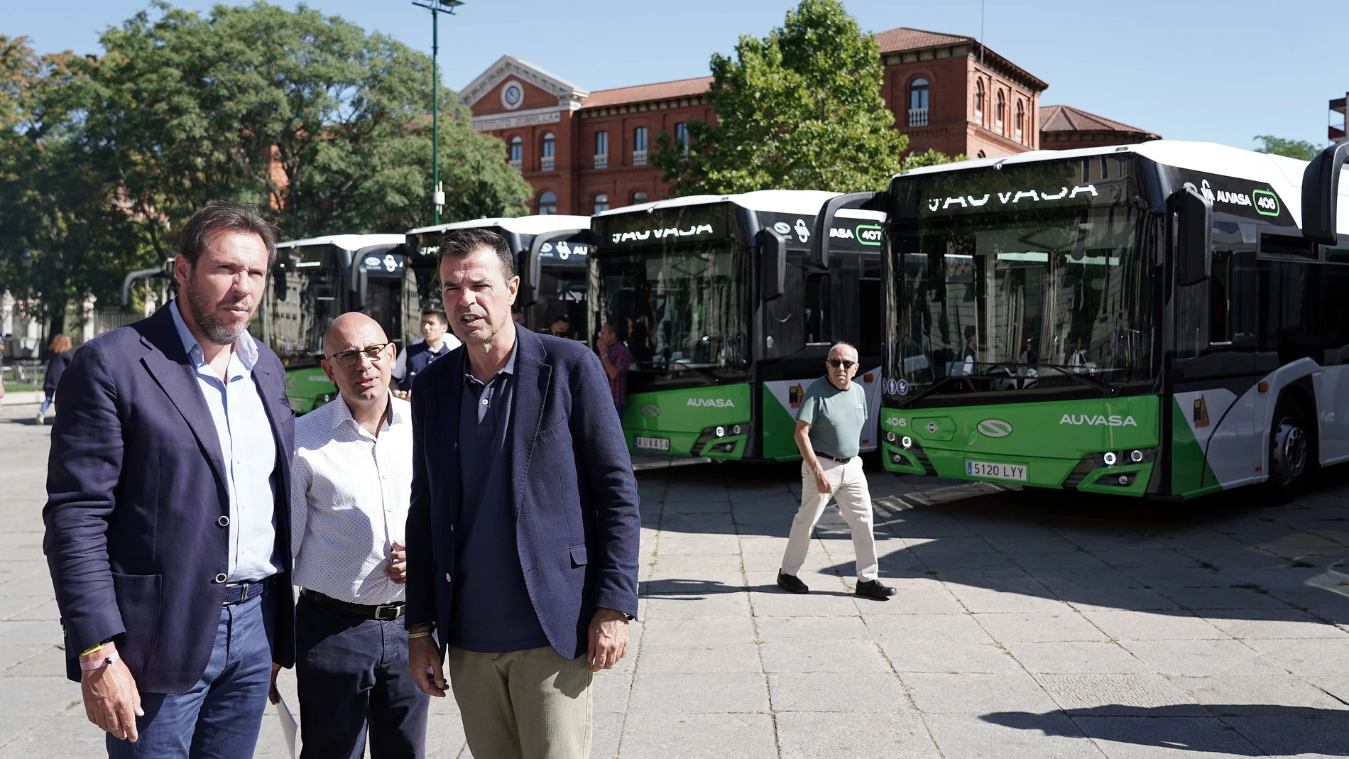 El alcalde de Valladolid, Óscar Puente, presenta los nuevos autobuses de Auvasa, acompañado por el concejal de Movilidad y Espacio Urbano, Luis Vélez