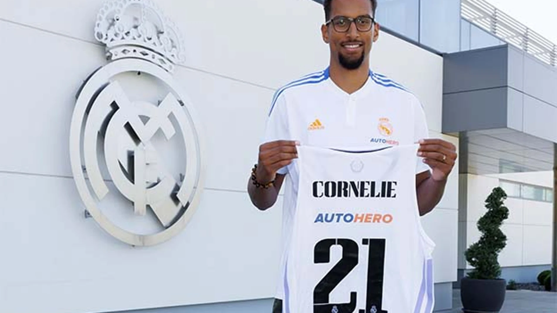 Petr Cornelie posa con la camiseta del Real Madrid.