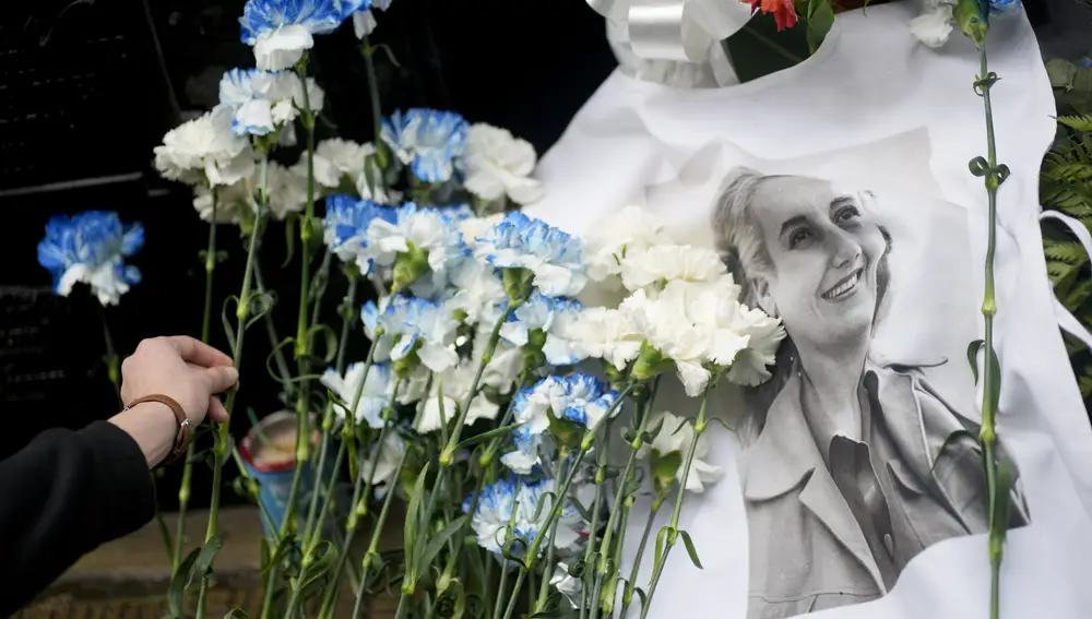 Una mujer deposita unas Flores en recuerdo a Eva Perón, en el 70 aniversario de su muerte