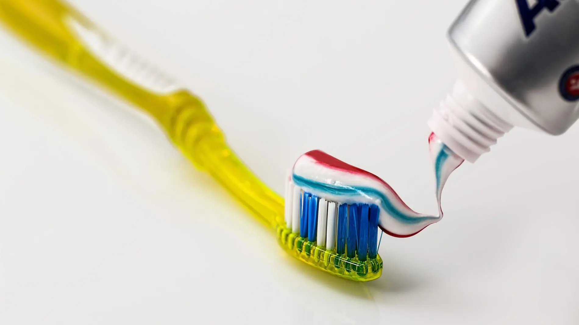 Cómo pulir los faros del coche: ¿pasta de dientes, bicarbonato o productos  especiales?