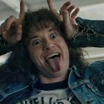 Eddie Munson en una de sus poses más conocidas