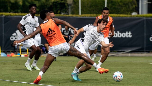Álvaro Odriozola en una entrenamiento del Real Madrid.