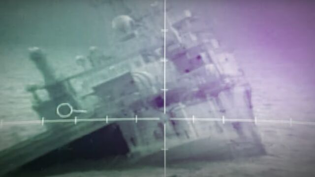 El USS Denver durante su hundimiento en el Océano Pacífico