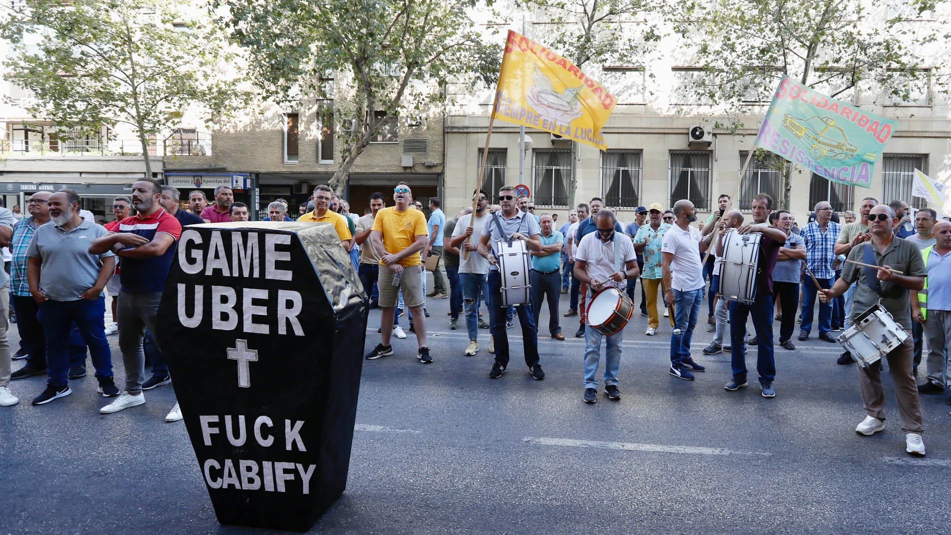 Un centenar de taxistas sevillanos protestan contra la plataforma de VTC Uber