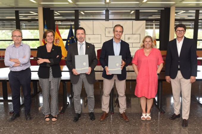 Momento de la firma de la renovación del convenio entre Global Omnium y Aguas de Valencia