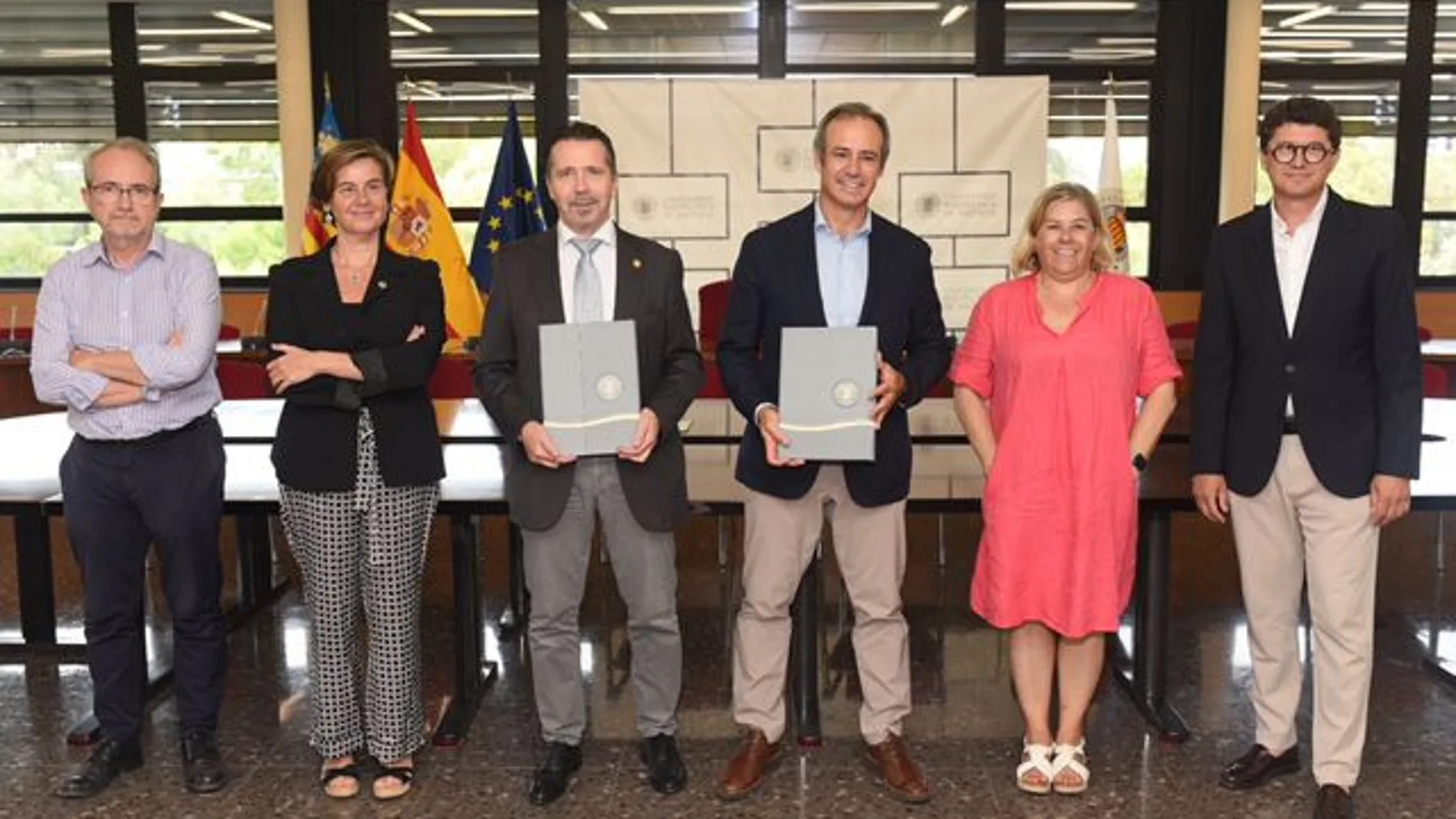 Momento de la firma de la renovación del convenio entre Global Omnium y Aguas de Valencia