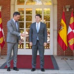 El presidente del Gobierno, Pedro Sánchez, mantiene un encuentro con el presidente de la Junta de Castilla y Leon, Alfonso Fernández Mañueco, en el Palacio de la Moncloa