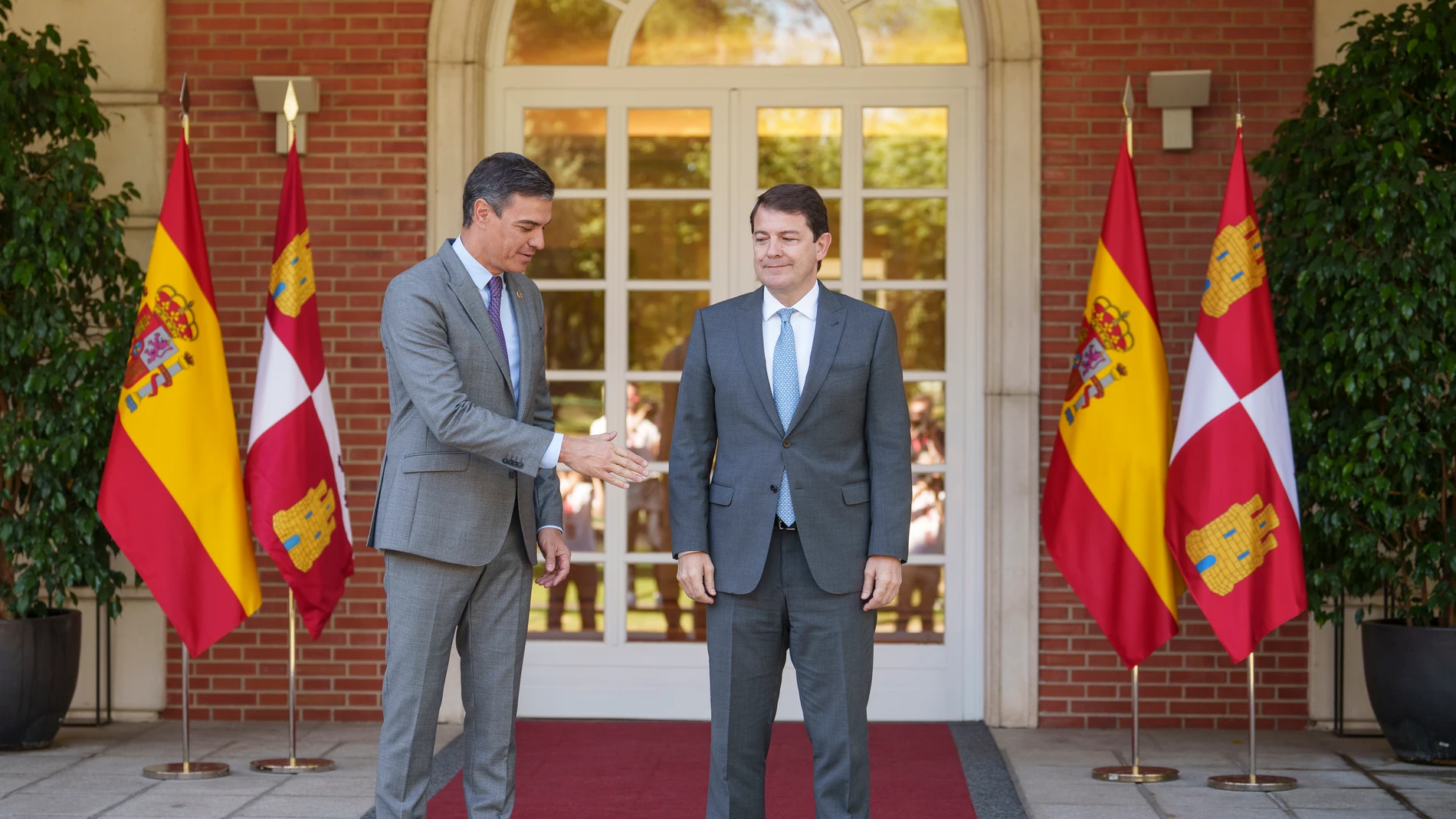 El presidente del Gobierno, Pedro Sánchez, mantiene un encuentro con el presidente de la Junta de Castilla y Leon, Alfonso Fernández Mañueco, en el Palacio de la Moncloa