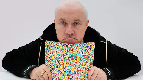 Damien Hirst, con una de sus obras del proyecto "The Currency"