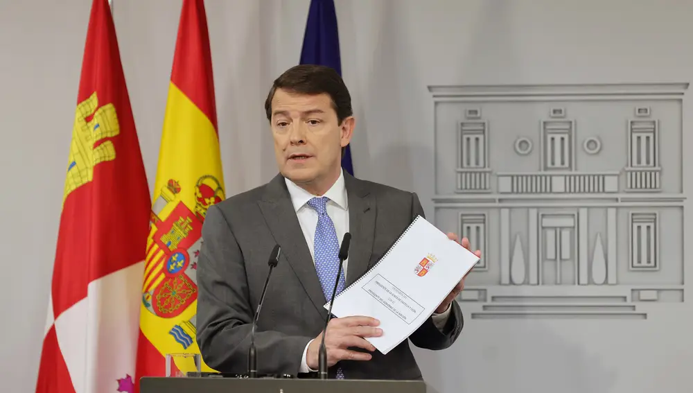 El presidente de Castilla y León, Alfonso Fernández Mañueco, explica los temas analizados con Pedro Sánchez