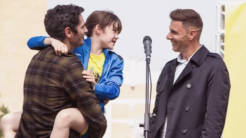 Antonio Pagudo, Luna Fulgencio y Joaquín, en una escena de "Héroes de barrio"