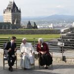 El Papa con Trudeau y Mary Simon, que encarna la figura de jefa de Estado y, por tanto, emisaria de Isabel II