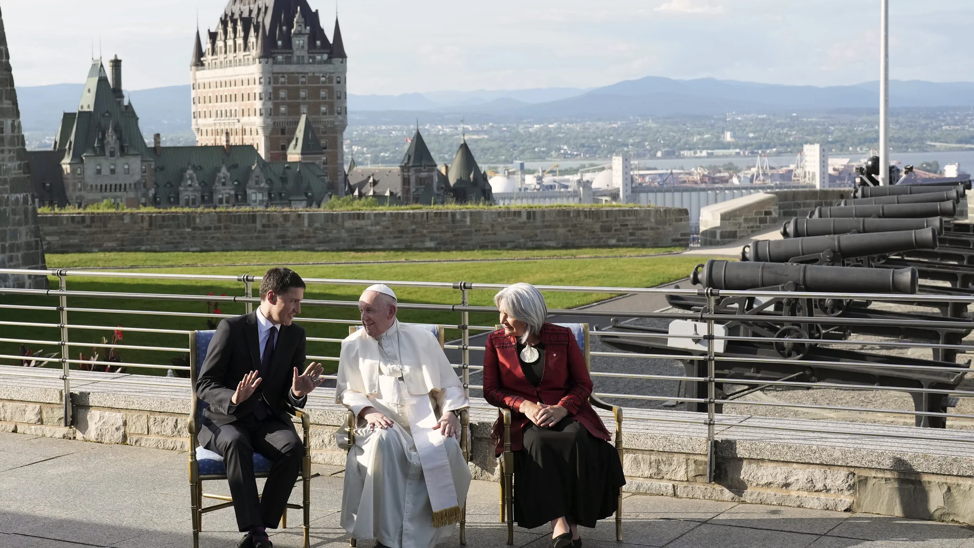 El Papa con Trudeau y Mary Simon, que encarna la figura de jefa de Estado y, por tanto, emisaria de Isabel II