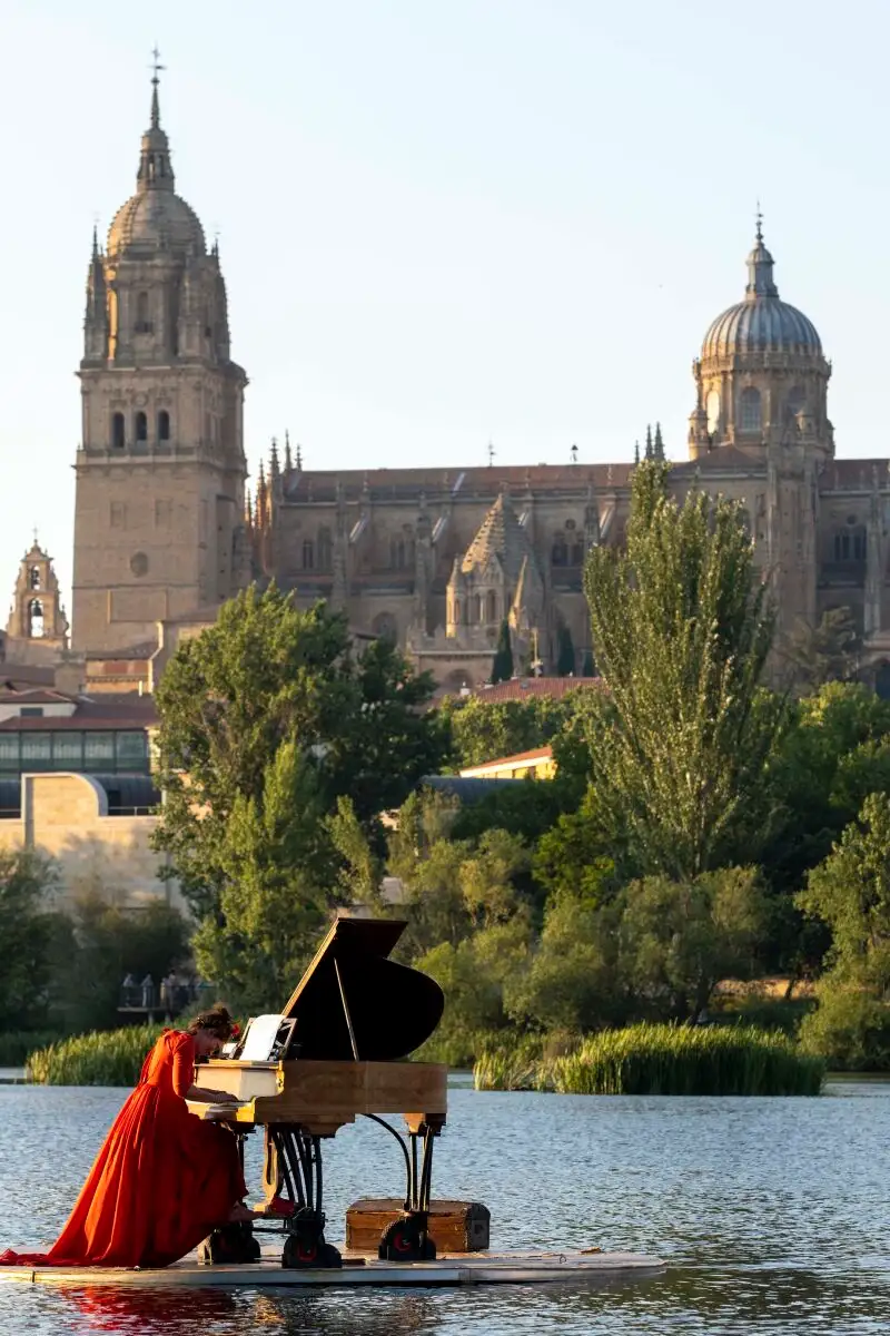 Con motivo del 20 Aniversario de la Capitalidad Cultural de Salamanca, el Ayuntamiento de Salamanca programó en el río Tormes un espectáculo de música y danza sobre el agua llamado ‘Flota IdóneA. El piano flotante’ de la compañía Le PianO du Lac