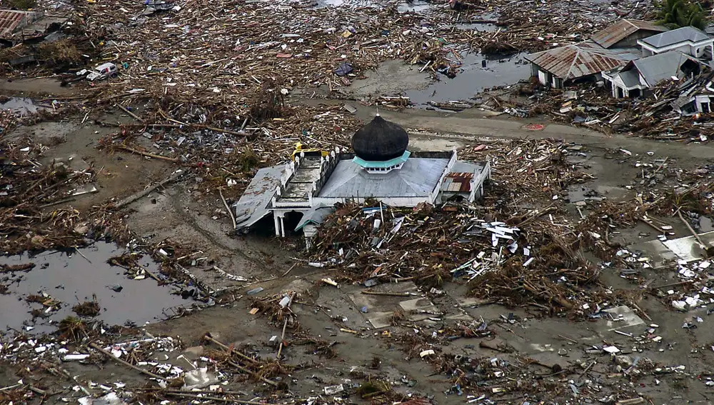 Vista aérea de un pueblo, cerca de la costa de Sumatra, tras el tsunami que asoló el sudeste asiático el 26 de diciembre de 2004