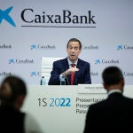 El consejero delegado de CaixaBank, Gonzalo Gortázar, durante la rueda de prensa en la sede social de la entidad sobre los resultados del primer semestre de 2022